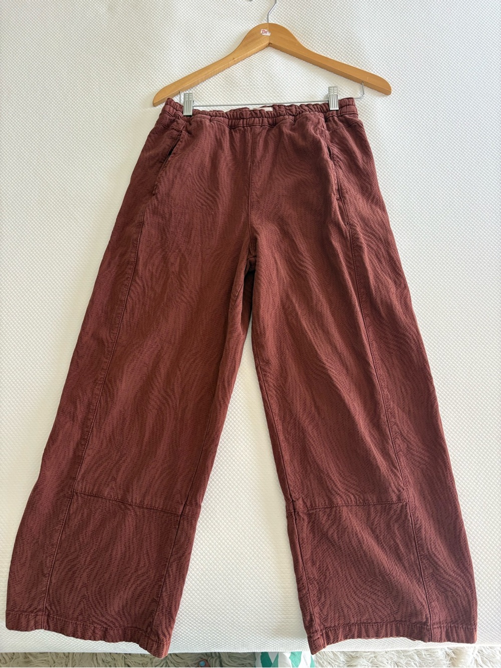 Women’s Pilcro wide leg pillow Izzie pant in burgundy. XS